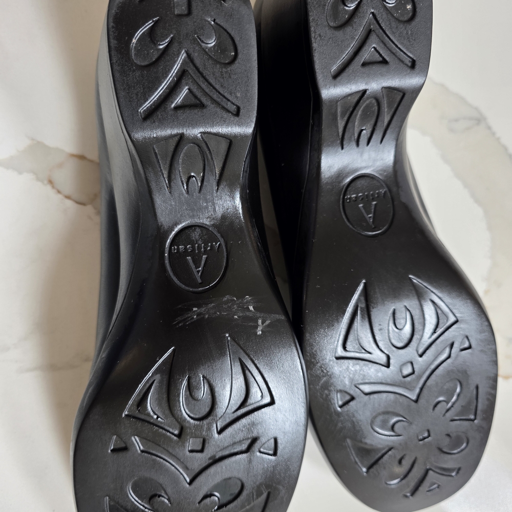 Clarks Size 12 N Black Slip-On Shoes With Small Heel - Picture 5 of 5